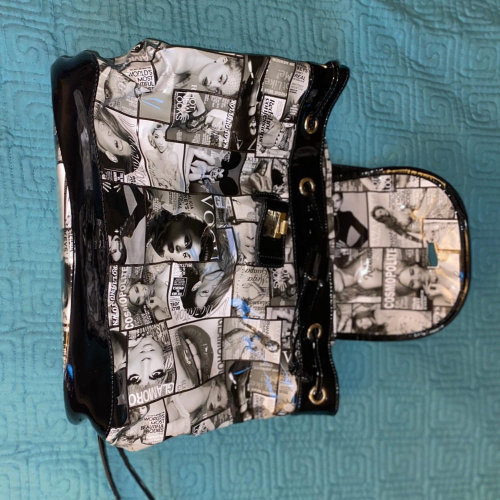 ⚪️📸Magazine print backpack📸